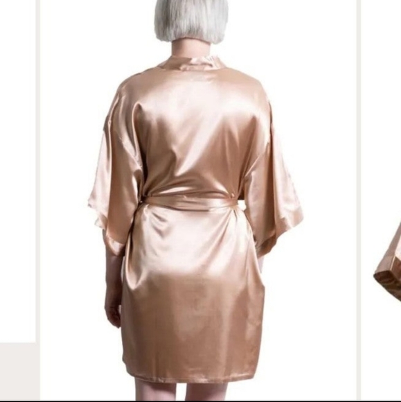 Gold Robe - Picture 6 of 7